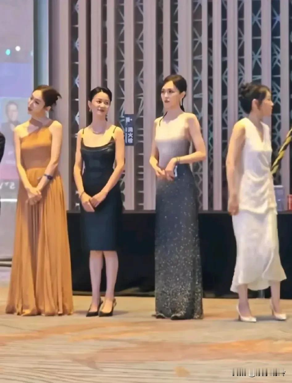 唐嫣这站姿一看就是经过专业训练的，很像那些高档大酒店门口站着的迎宾小姐姐。

姜