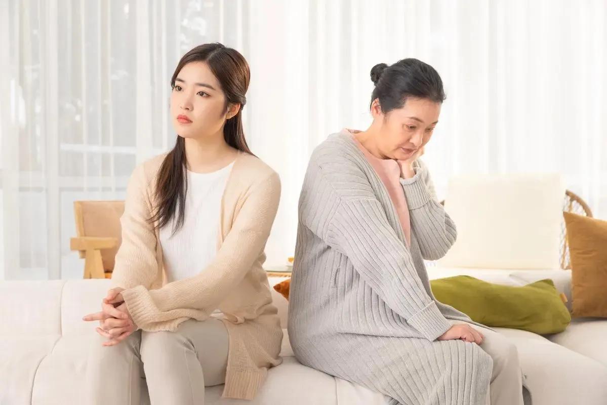 难处的婆媳关系终被我化解，原来爱是战胜一切不愉快的法宝。

那天，我和婆婆坐在餐