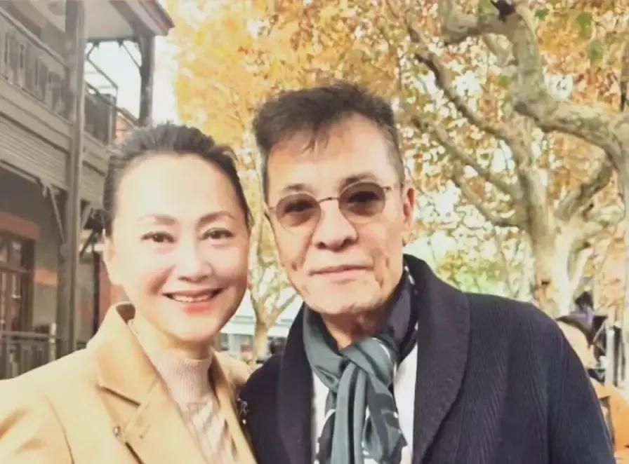 大宋佳连夜打飞的回上海给上戏过生日，顺手跟刘威拍了张肩并肩的合影。
照片里她黑大