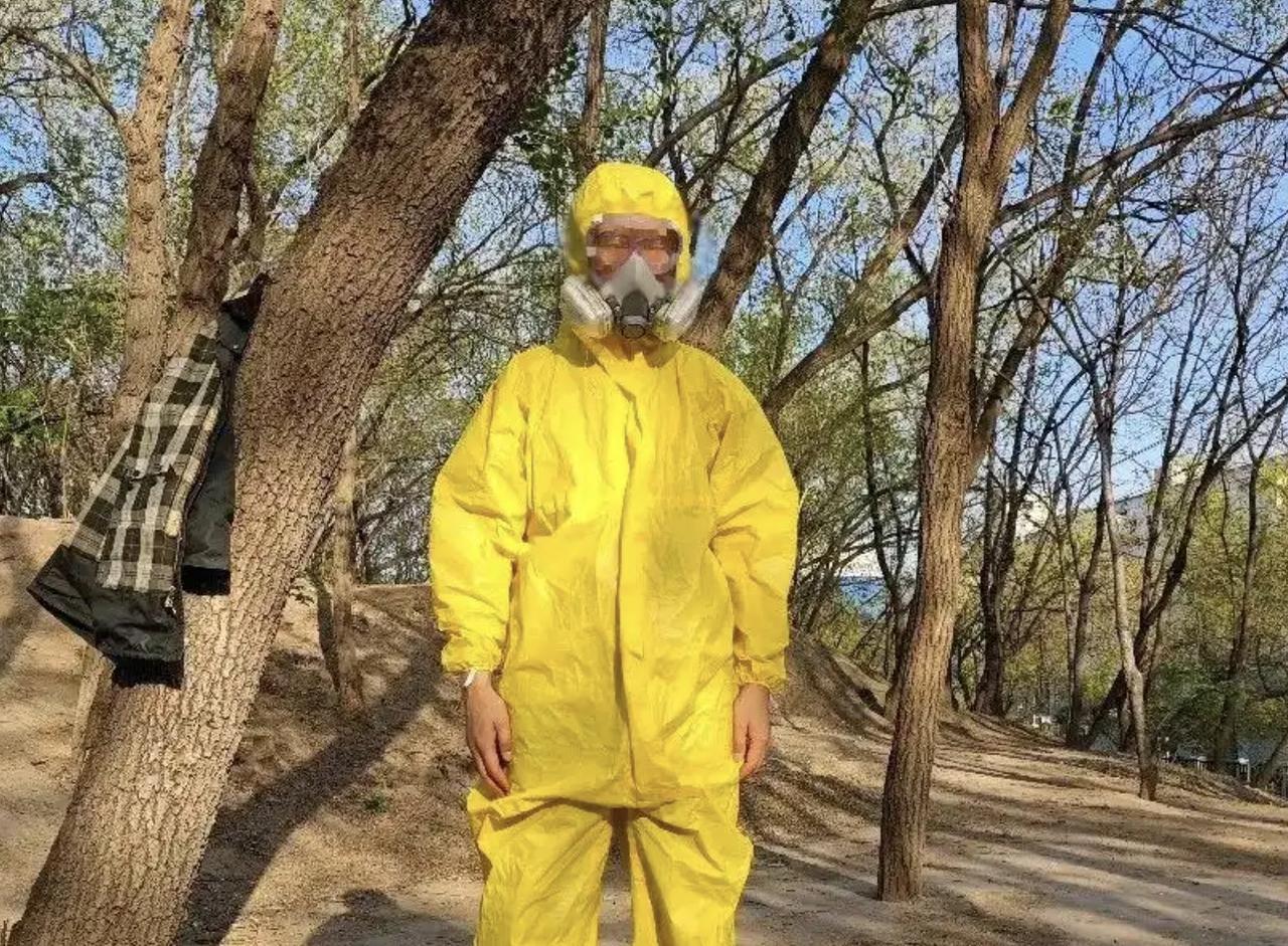一个在北京一所艺术类院校读研的男生，因为频繁在校内举报二手烟，导致他成为那个异类
