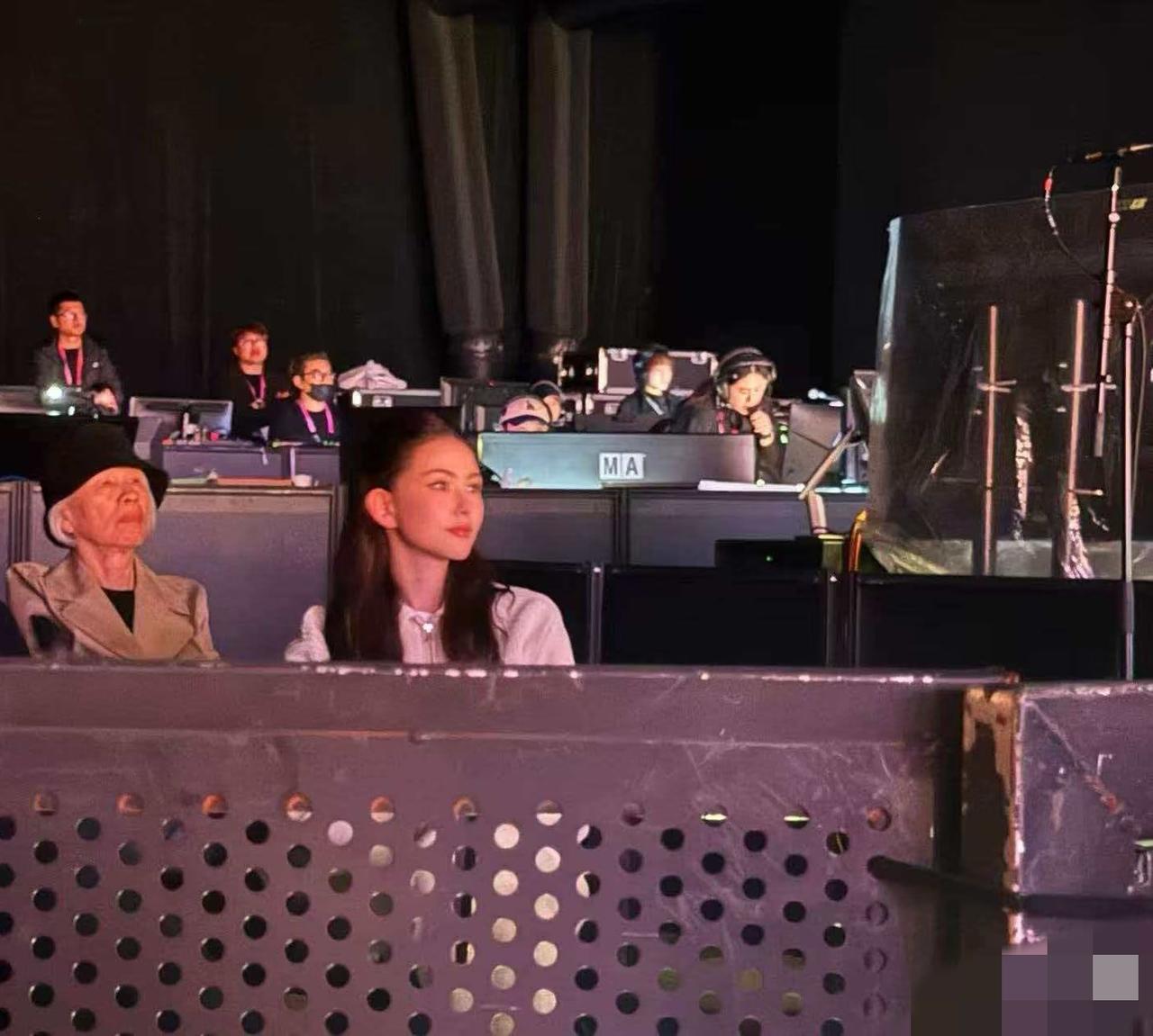 4月4日，周杰伦杭州演唱会第2场，昆凌与周杰伦的母亲叶惠美坐在台下的画面曝光，昆