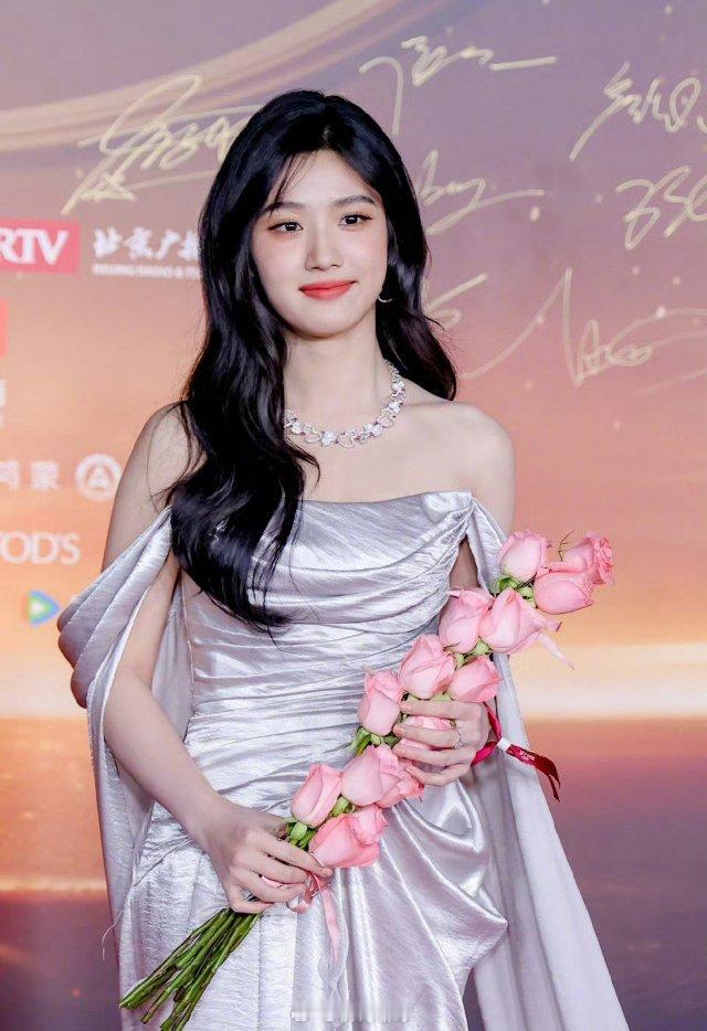 卢昱晓抽到了刘浩存送的花 让我们一起做漂亮又有梗的魅力女人  