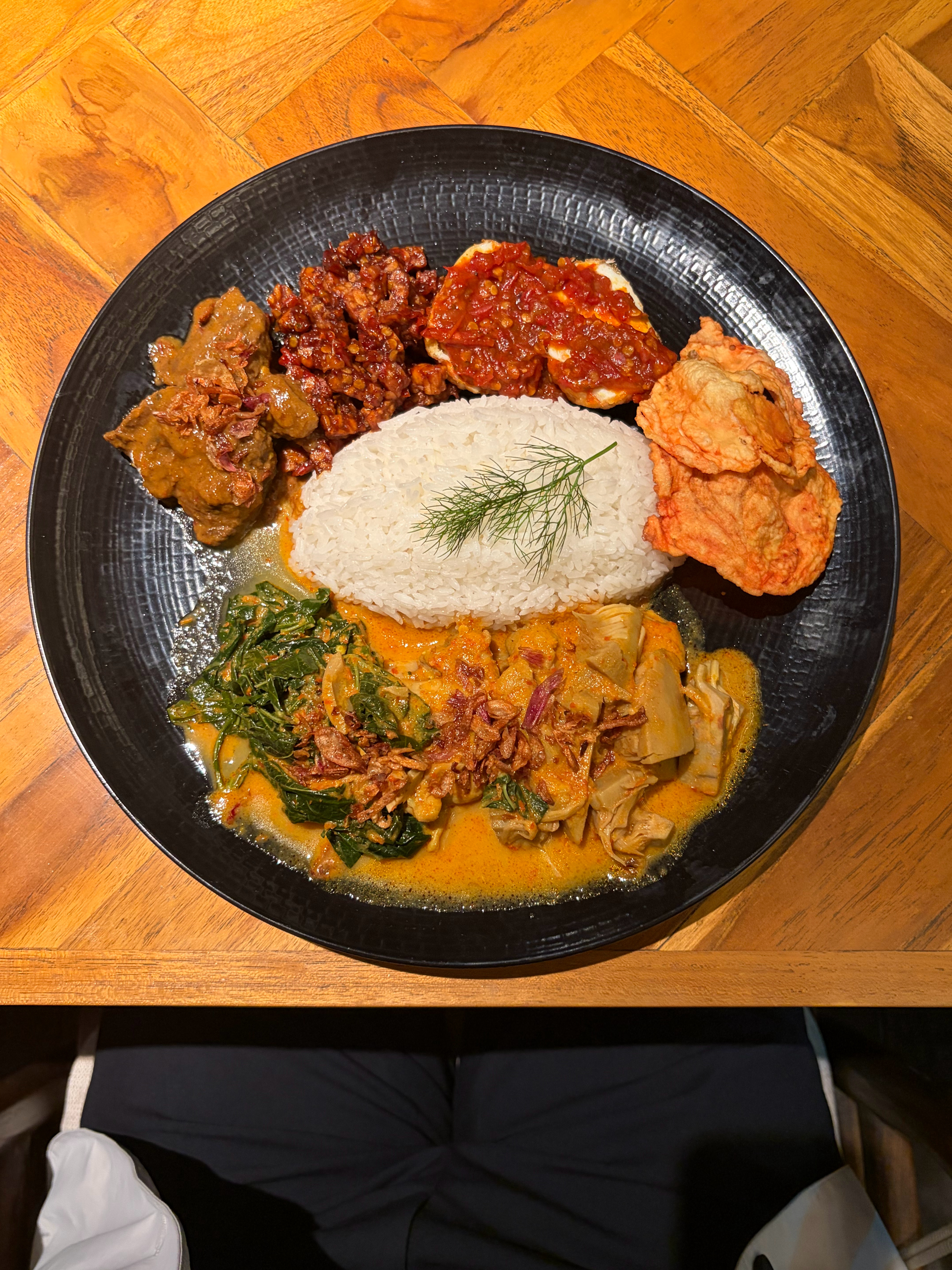 Rendang Sampe具体叫啥忘了。不错。Ashley Tanah Aban