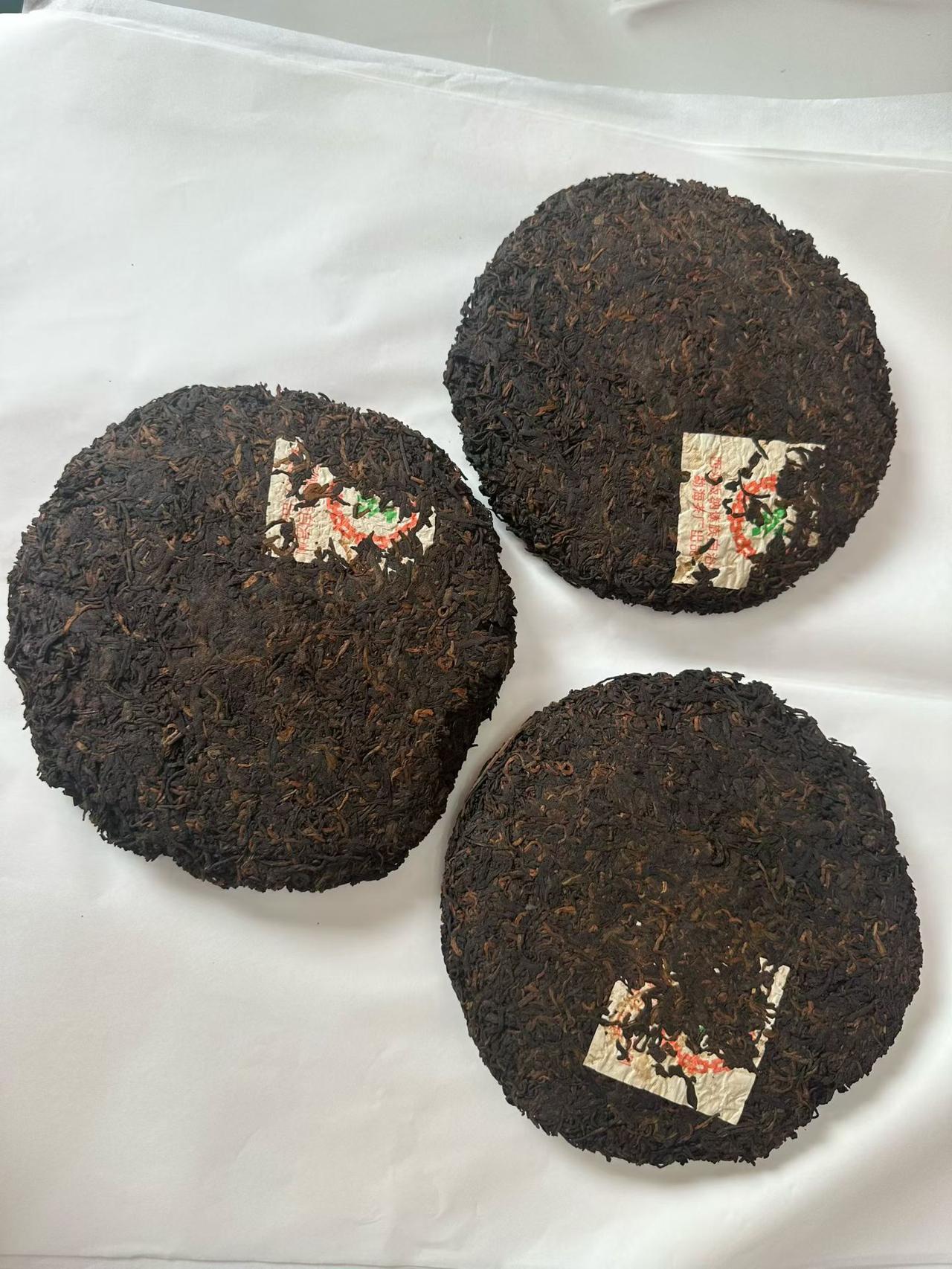 有3片仓储特别好的，勐海茶厂，97到98年，简体厂无傣文，7572老熟茶。仓储好