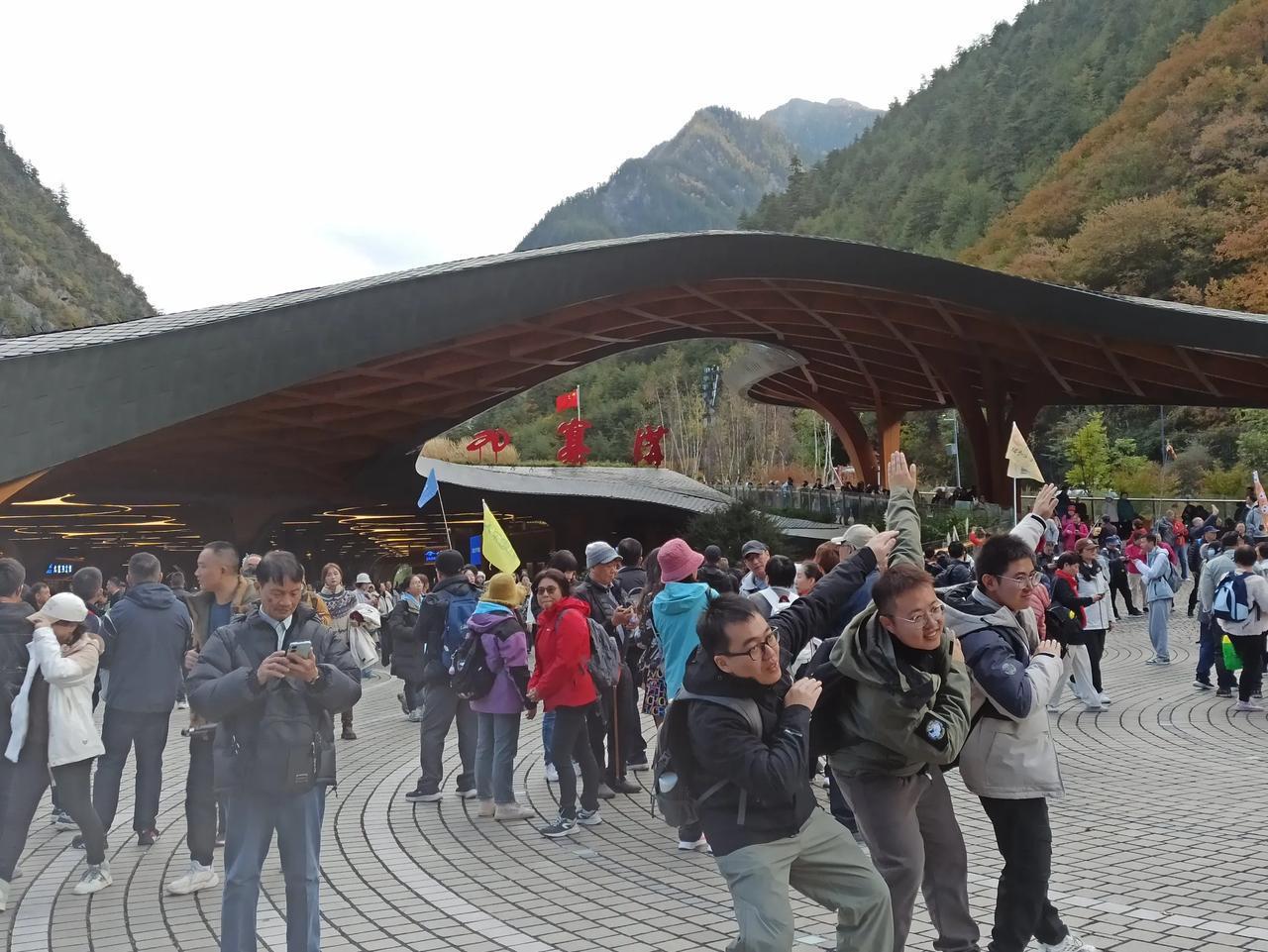 昨天在大山之间转了一天，昨天下午到达九寨沟。

早七点出发去九寨沟景区，下午五点