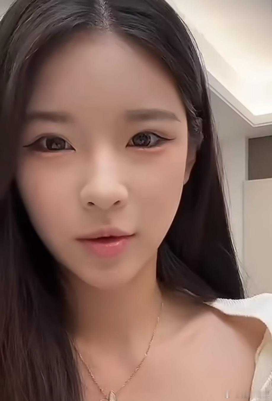 怎么感觉奶黄包直播的时候和她视频里长的这么不一样呢 