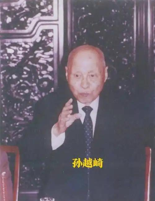 1949年蒋介石下令炸毁大陆所有工业命脉，一个国民党高官却阳奉阴违，他保下的上千