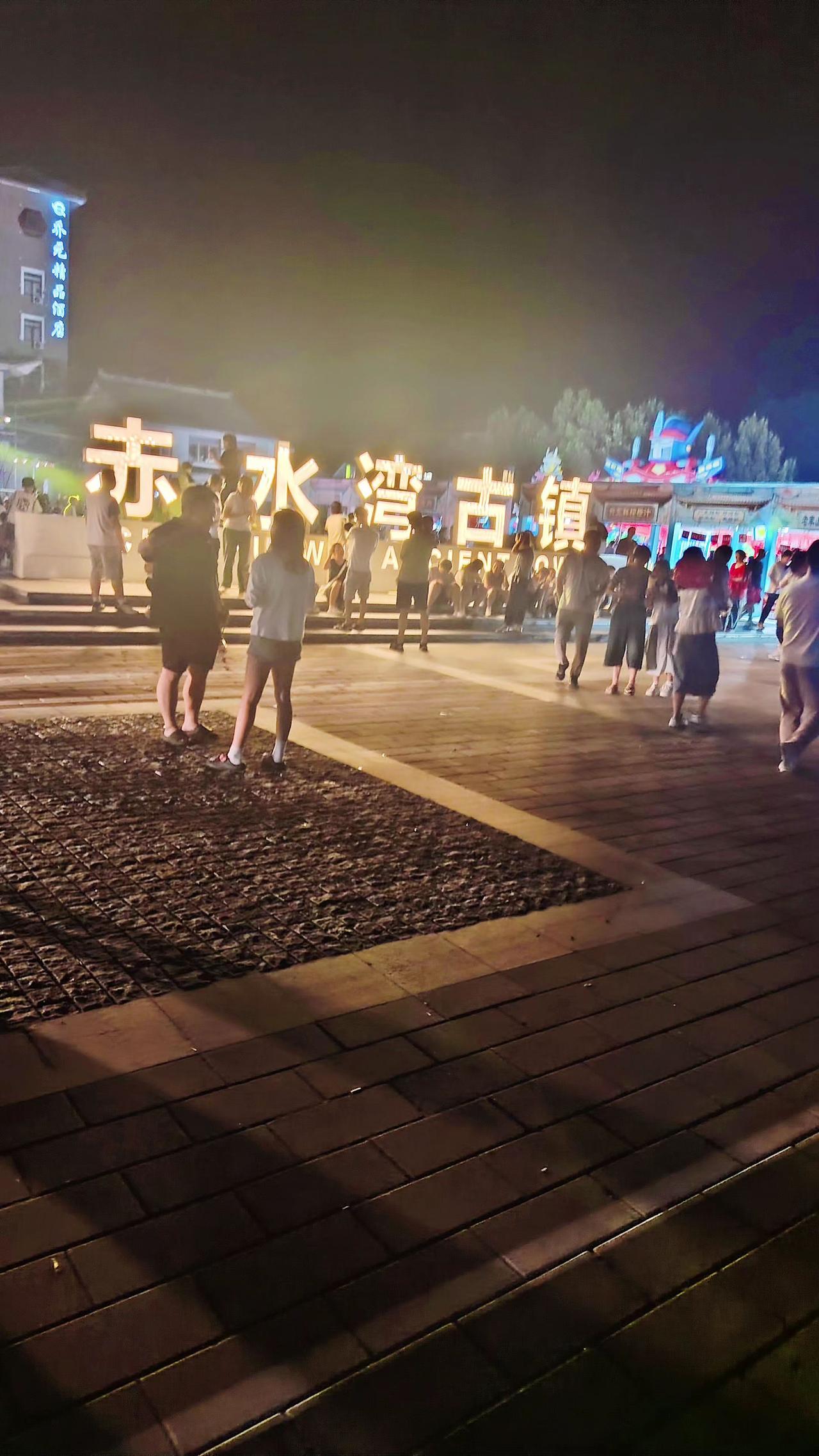 我在人流里慢慢穿梭，看着身边的大人、孩子，脸上都挂着满满的笑意。