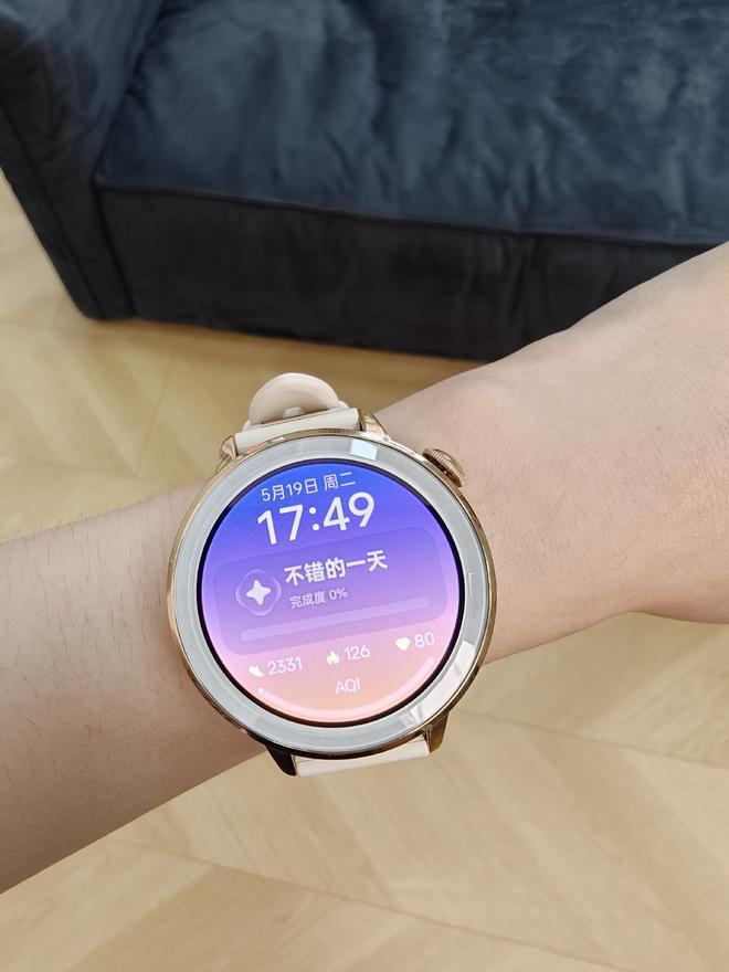 真的忍不住吐槽现在好多智能手表做得巨笨重😭我们细手腕的女生戴上，又壮又违和，显