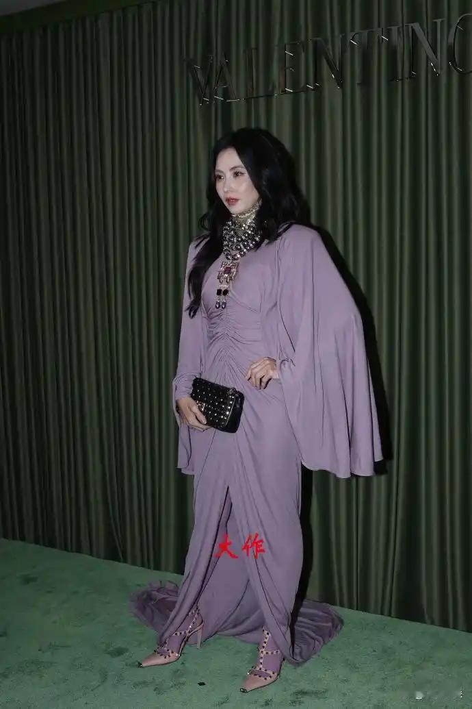 张柏芝亮相上海活动，香芋紫斗篷礼服引热议，网友：“也就女神的脸能撑起来” ​​​
