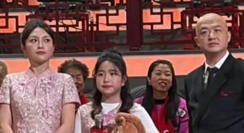 2026年辽宁卫视春晚以“马年团圆夜”为主题。包贝尔携妻子包文婧、女儿包可艾全家