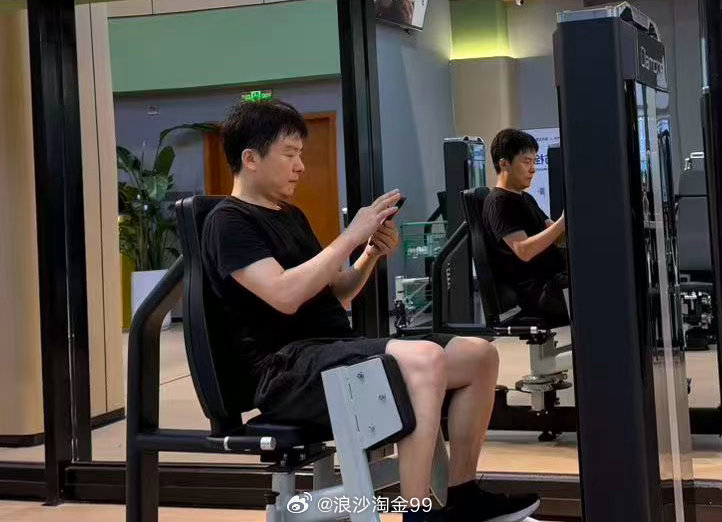 晚上健身运动。 