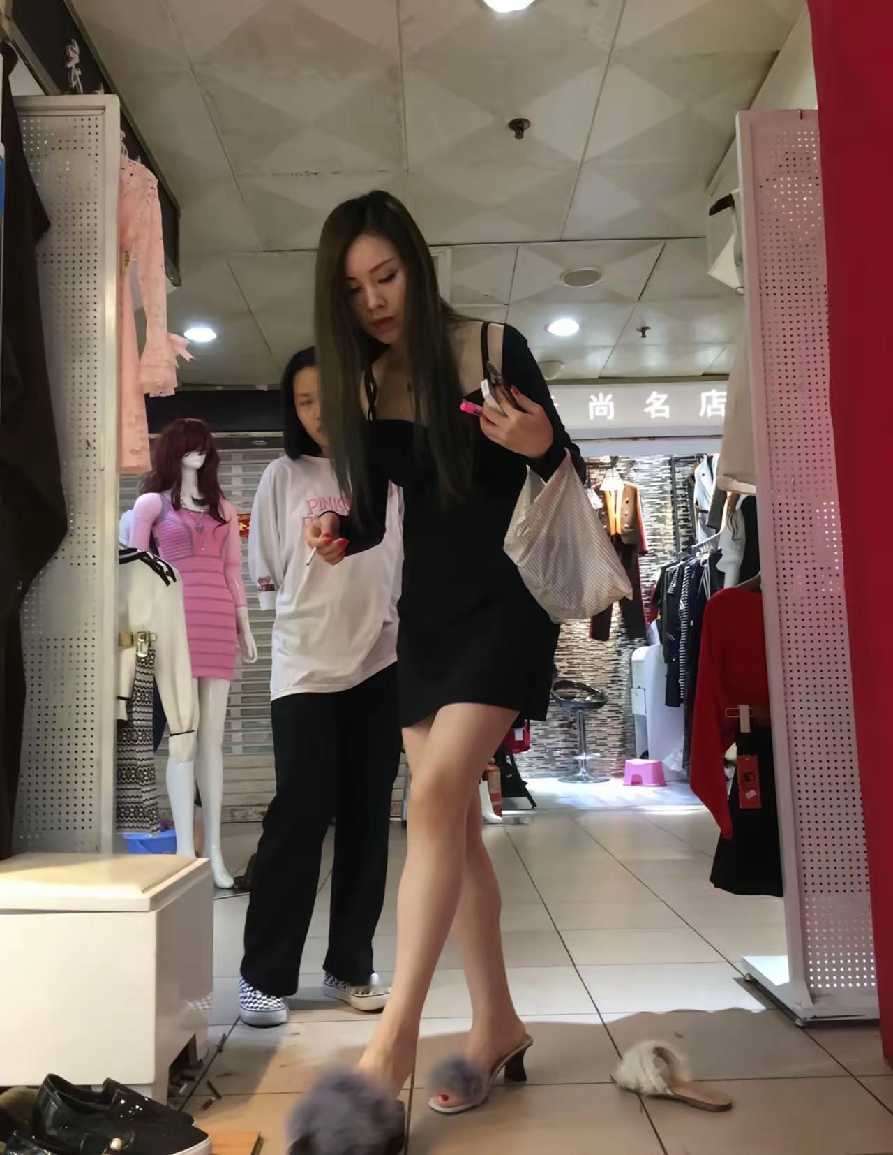 打扮时尚，举止可爱，拖鞋在手，天下她有，这样的女孩子，谁不心动啊！