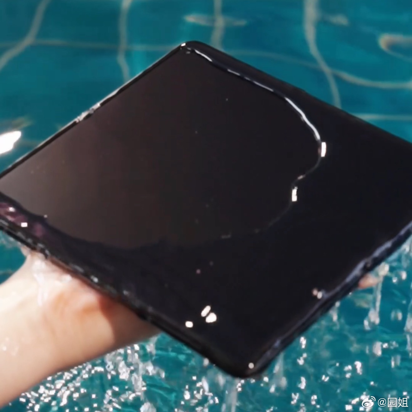 这是OPPO的新折叠屏，观感上无折痕，说实话我是不信的，除非给我看看真机…没理由