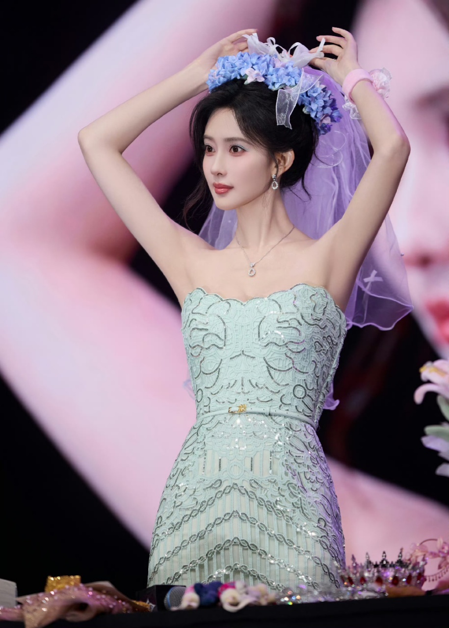 孟子义孟子义晒与粉丝大合照孟子义晒粉丝泰国合照 孟姐晒大合照啦 