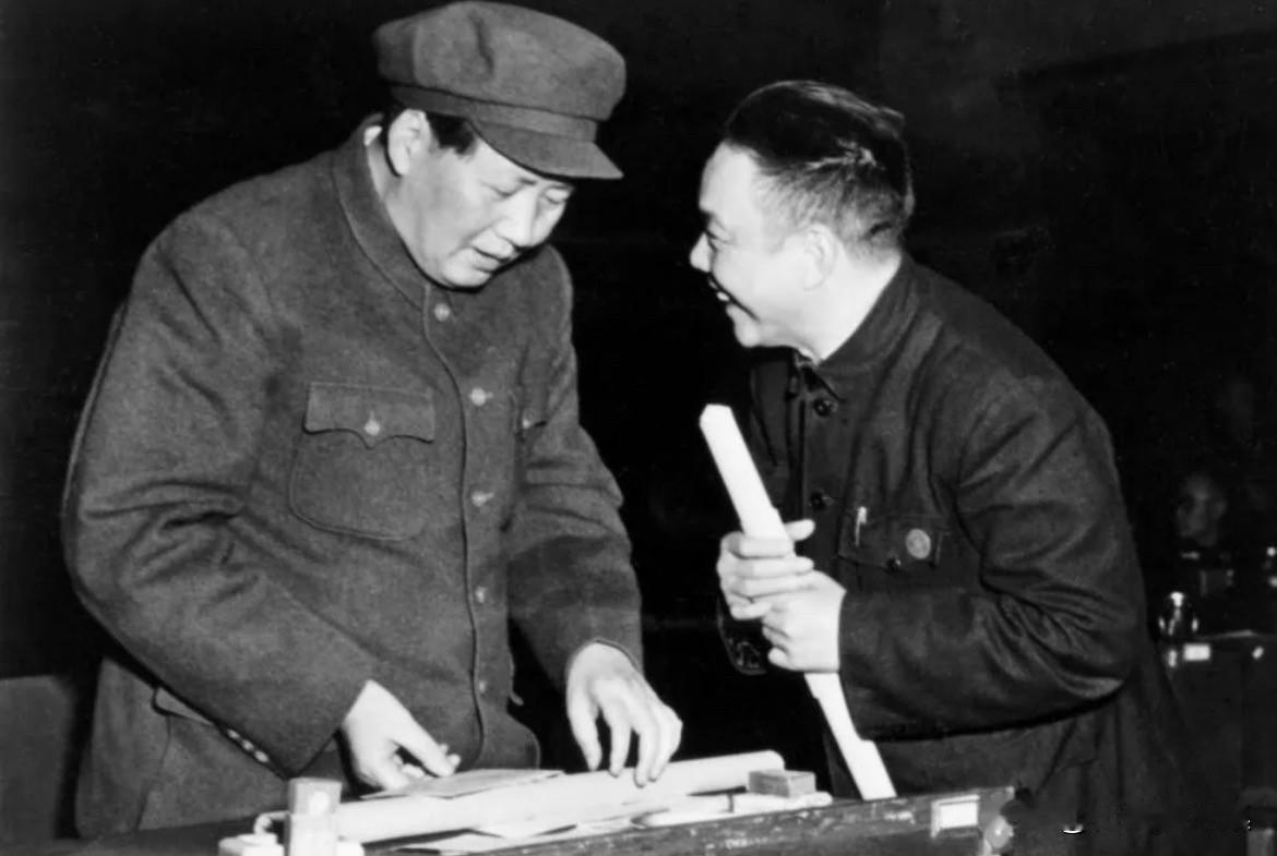 1951年11月，在政协一届三次会议期间，毛泽东主席和艺术家周信芳委员谈话。周信