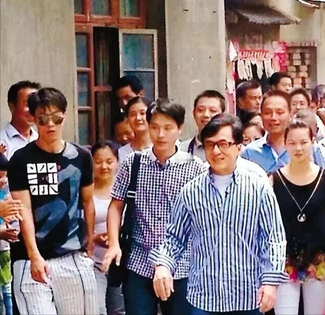 2013年，成龙回乡祭祖，房氏的子孙们都来欢迎他。没想到，成龙只与自己同父异母的