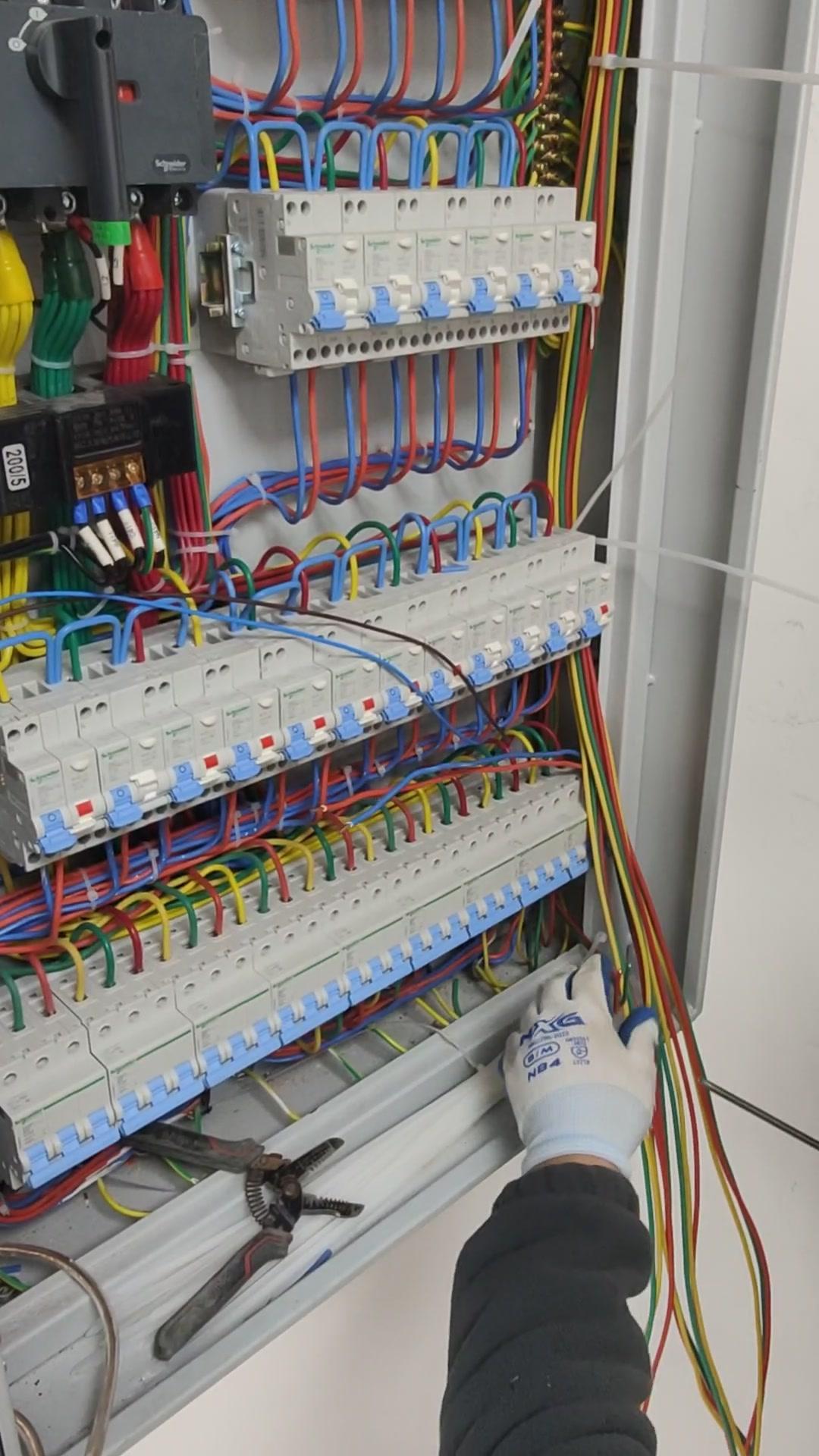 今天挑战33个回路的配电箱，从接线到调试，每一步都得稳扎稳打。看着一堆线路在图纸