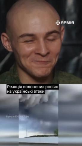 【俄罗斯战俘观看对俄罗斯打击的录像——其中一人泪流满面。该视频由军队电视台发布。