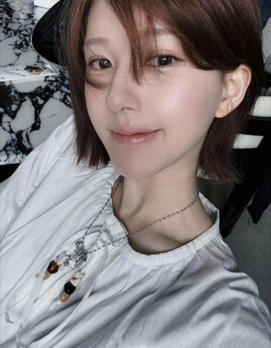 赵露思更新了自己的ins，在家呆着的赵露思一身白色系穿搭，现在有钱有闲的还真的挺