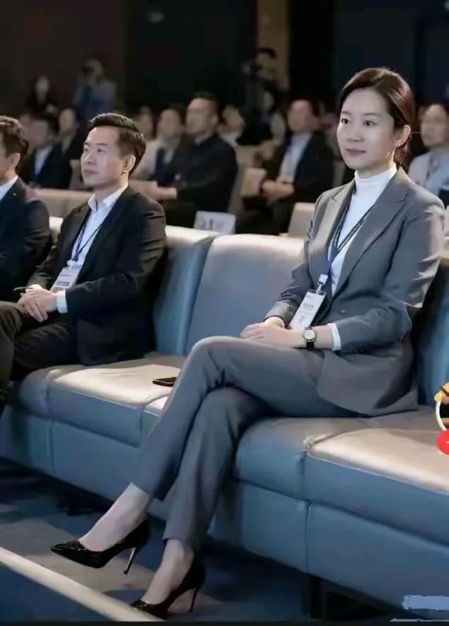 作为职场男女，这种坐姿没毛病，堪称教科书级别的规范行为。