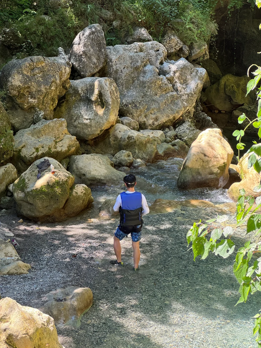 夏日溯溪指南｜贵州亲子路线 超透玻璃水