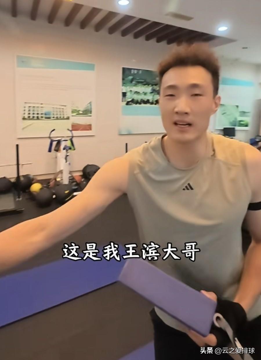 男排主攻不够，老将来支援。
昨晚无意中浏览到张哲嘉的账号，看到老将季道帅的身影！