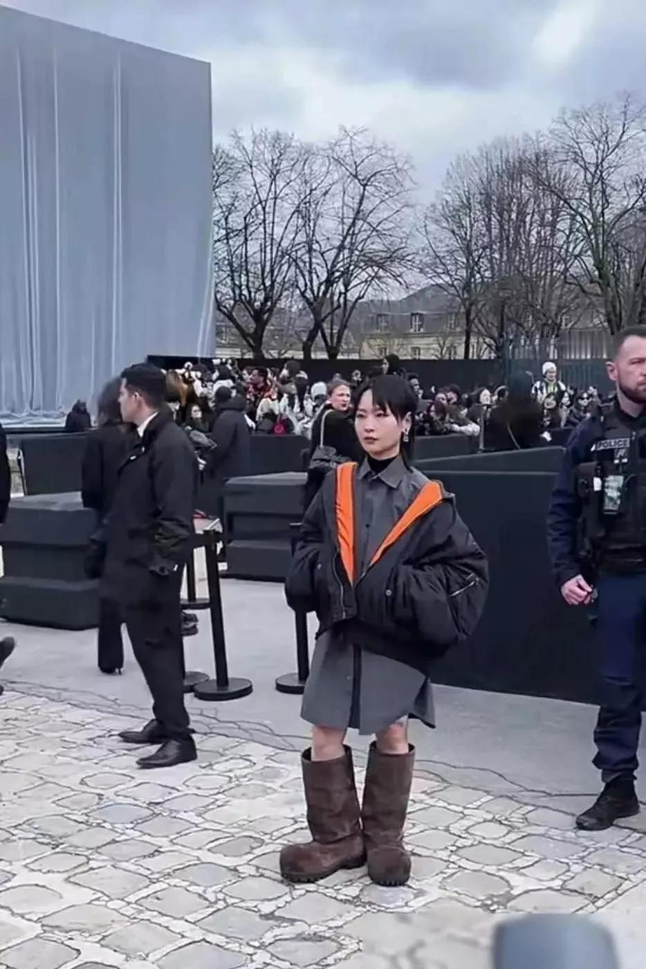 七个小矮人是不是跑出来一个？