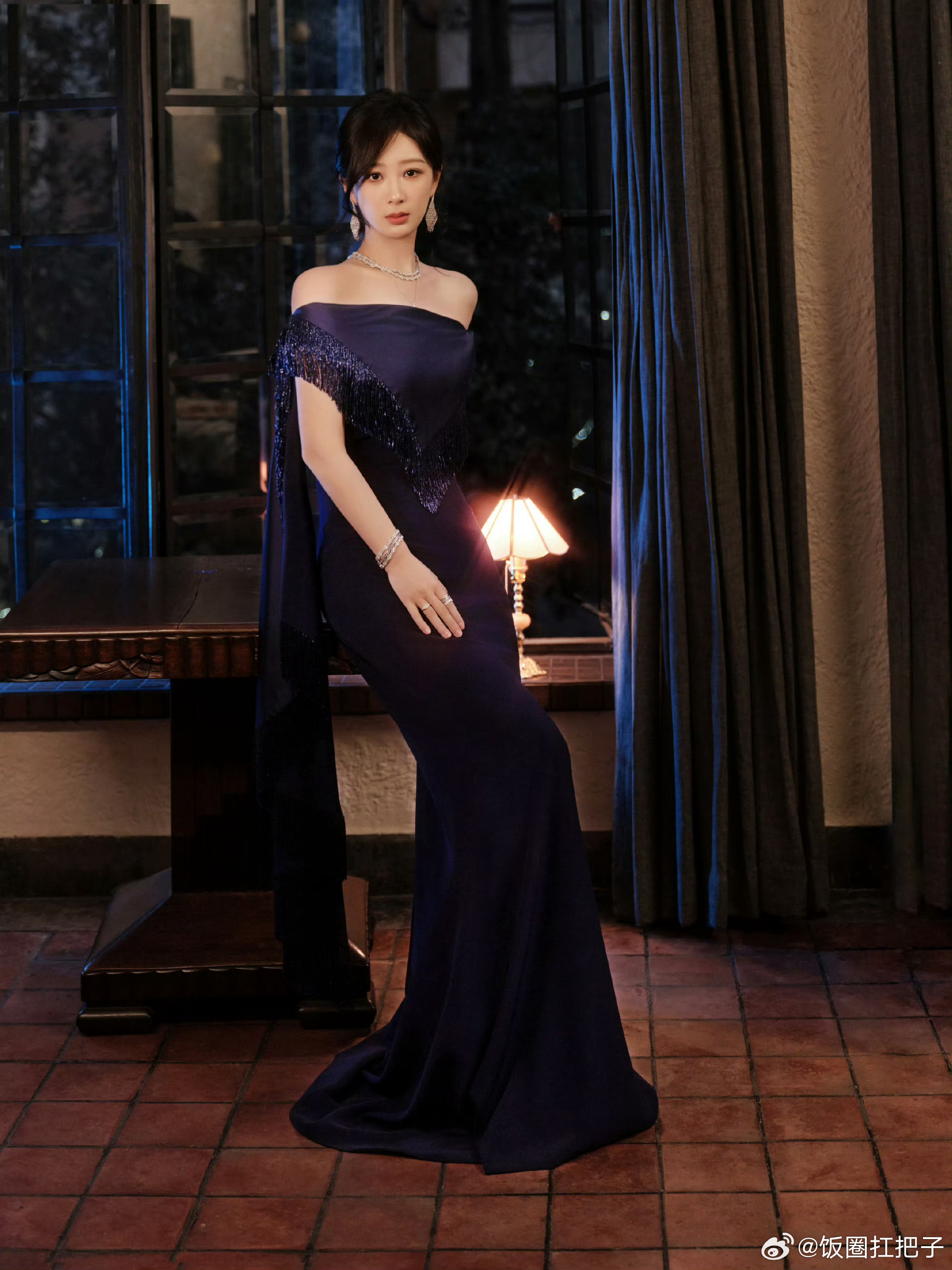 杨紫紫色高定杨紫杨紫一袭紫色高定长裙真的绝了一眼看过去就已经沦陷了，美貌身材都好