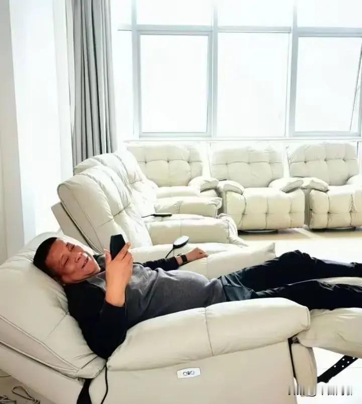 70多张按摩椅摆满休息室，这场面确实够壮观的。看似是一派温情，实则暗藏玄机。要知