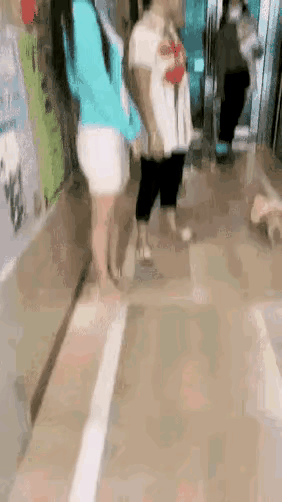 闺女对男子有好感，想方设法帮助他。