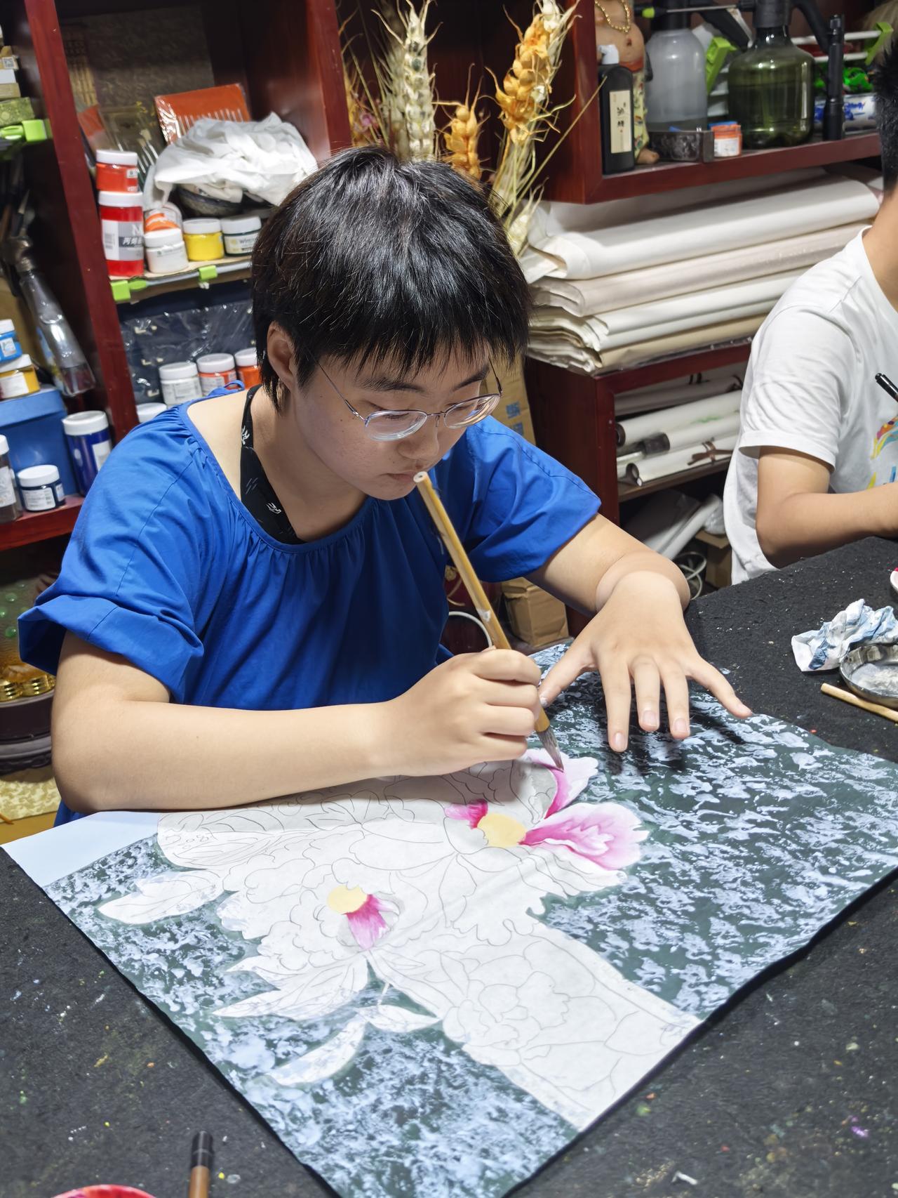 【每天坚持一幅画】今天的画室课堂，我带着孩子们完成这幅金线富贵牡丹图。从起稿勾线
