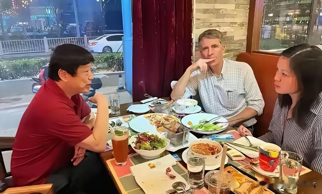 这顿饭吃的，让老胡百口莫辩！老胡退休后可忙呢！今天带带外孙女，有时也一起看场电影