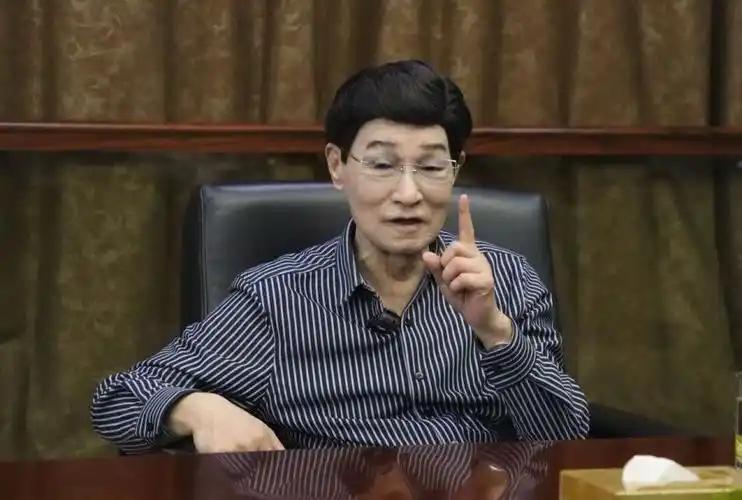 85岁老板套现近13亿，两个博士级子女却连夜“逃班”：这不是败家，是看透了。
