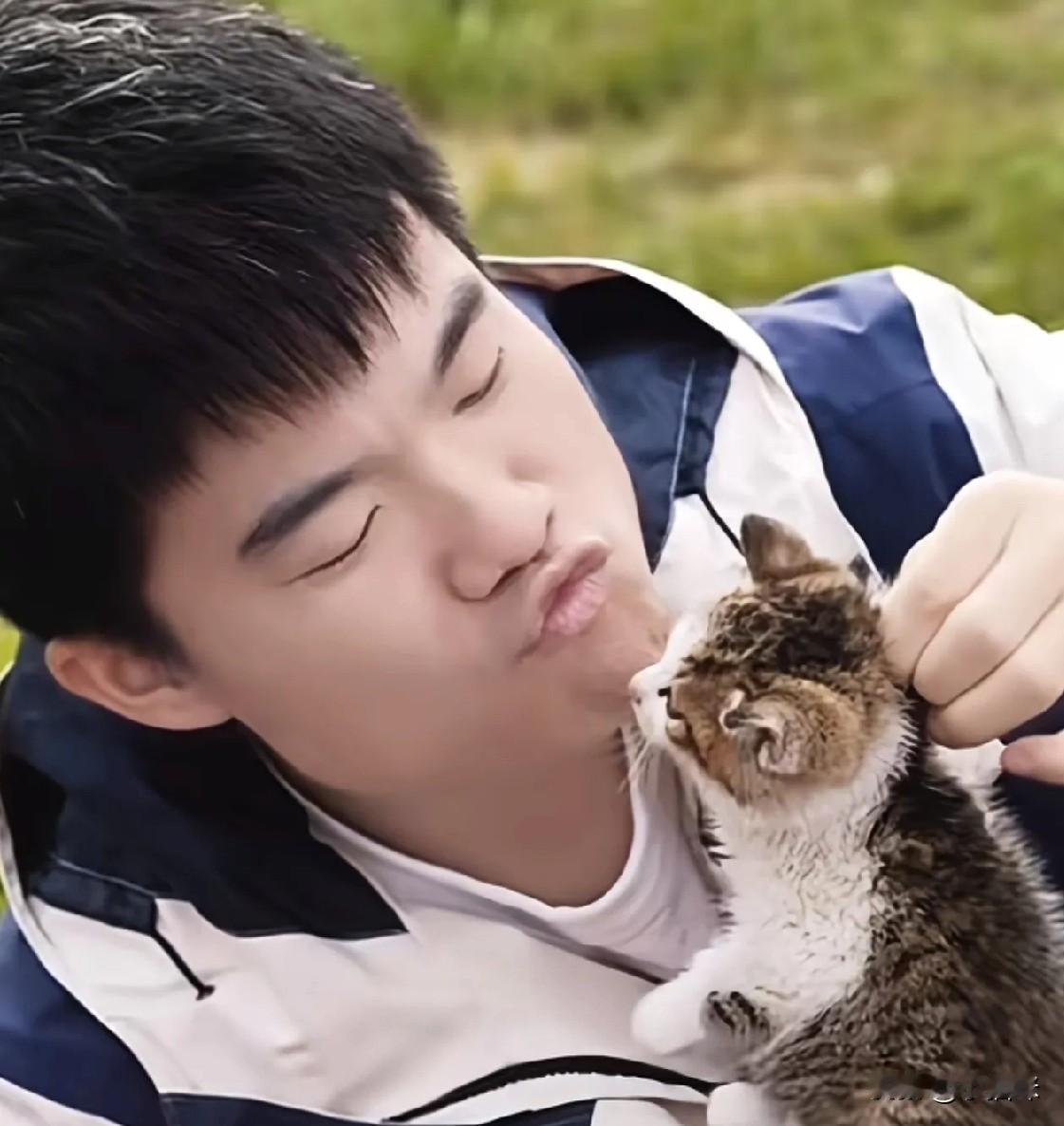 董宇辉捏狗嘴，请大家停止引申义，董宇辉真没有那么多想法。

董宇辉除了读书，最大