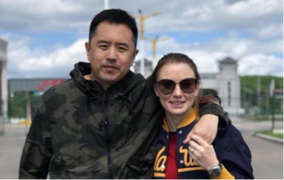 2012年，23岁俄罗斯女子不幸患上脑瘤。她难过地对比她大8岁的中国丈夫说：“我