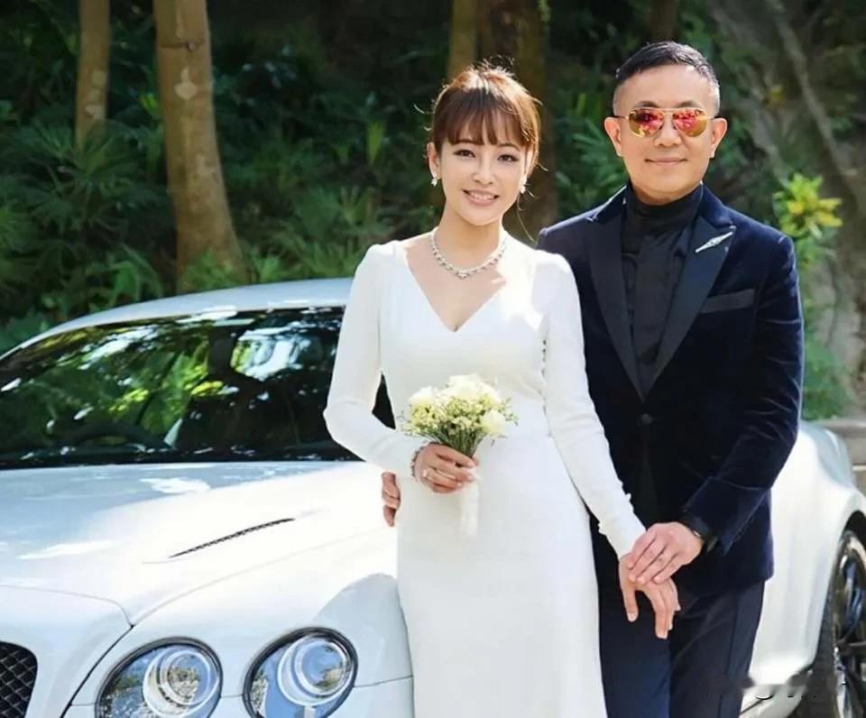 恭喜！67岁香港男星祈文杰突然宣布结婚，和新婚妻子搭私人飞机度蜜月