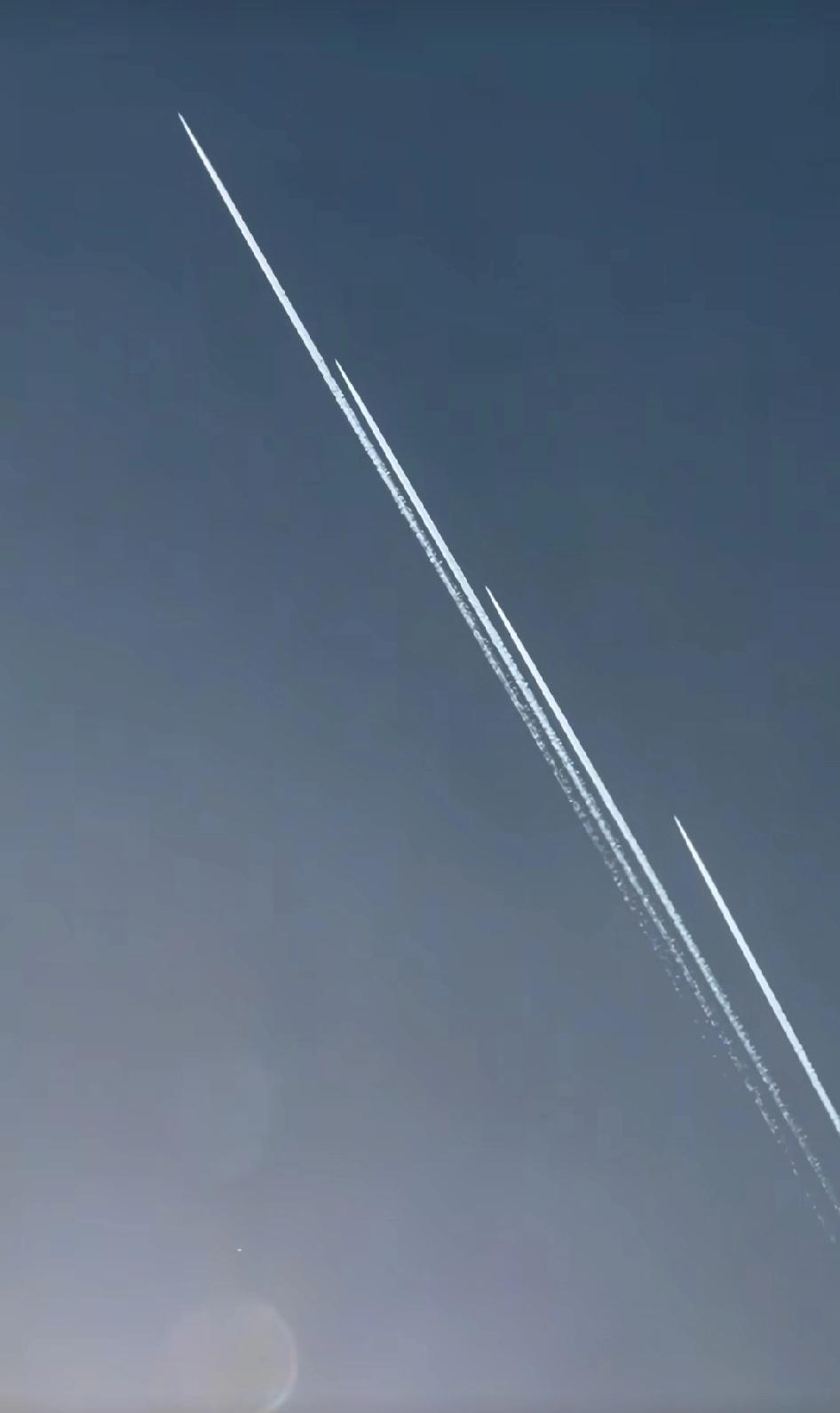 这是飞机还是导弹?速度特别快，飞行特别有规律 ，悬在脚盆鸡头上的达摩克里斯之剑，