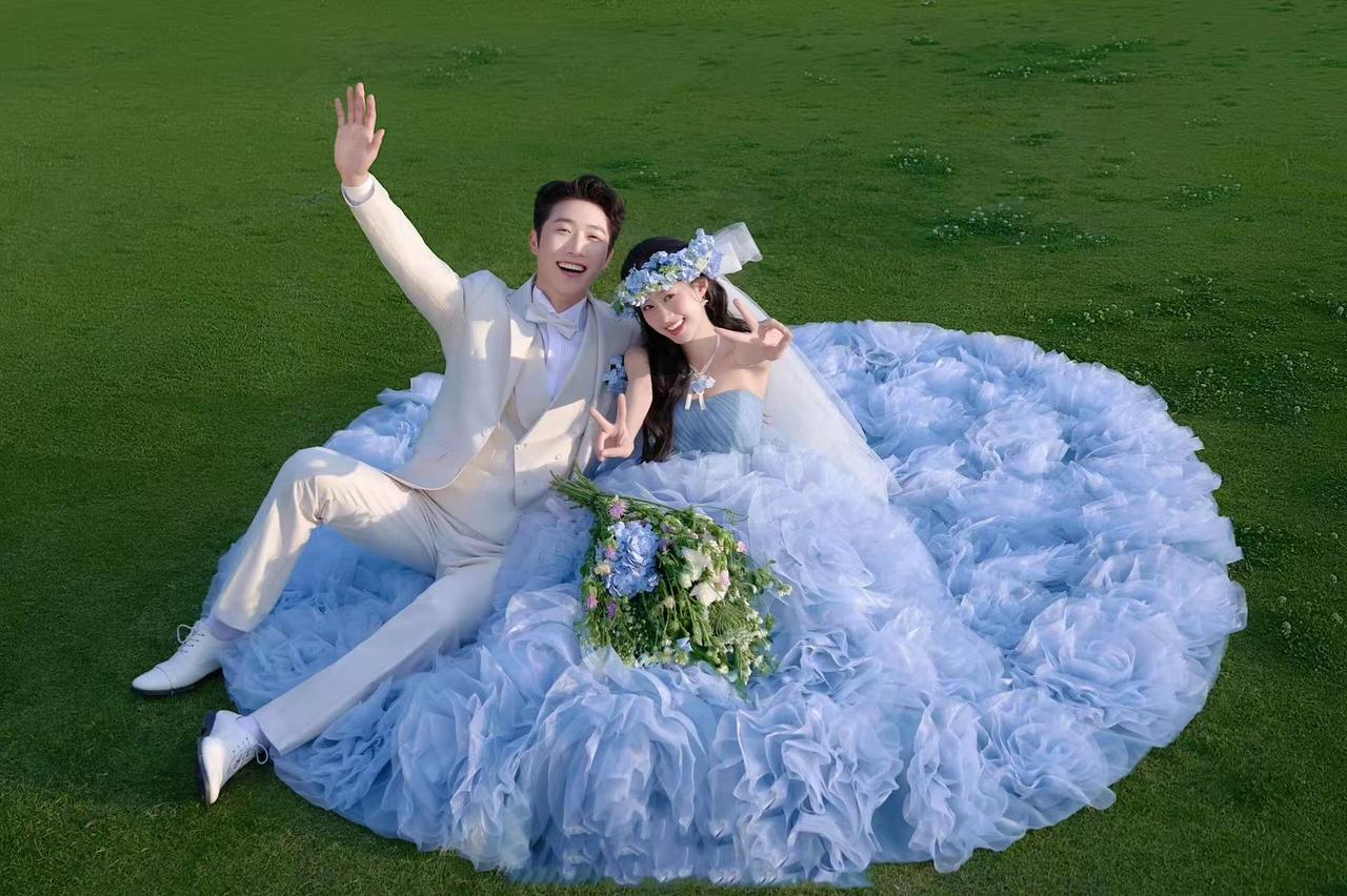 她是花神，是森林的精灵，是一抹坠入人间的蓝。💙🌸 这组蓝色花神婚纱照，把童话