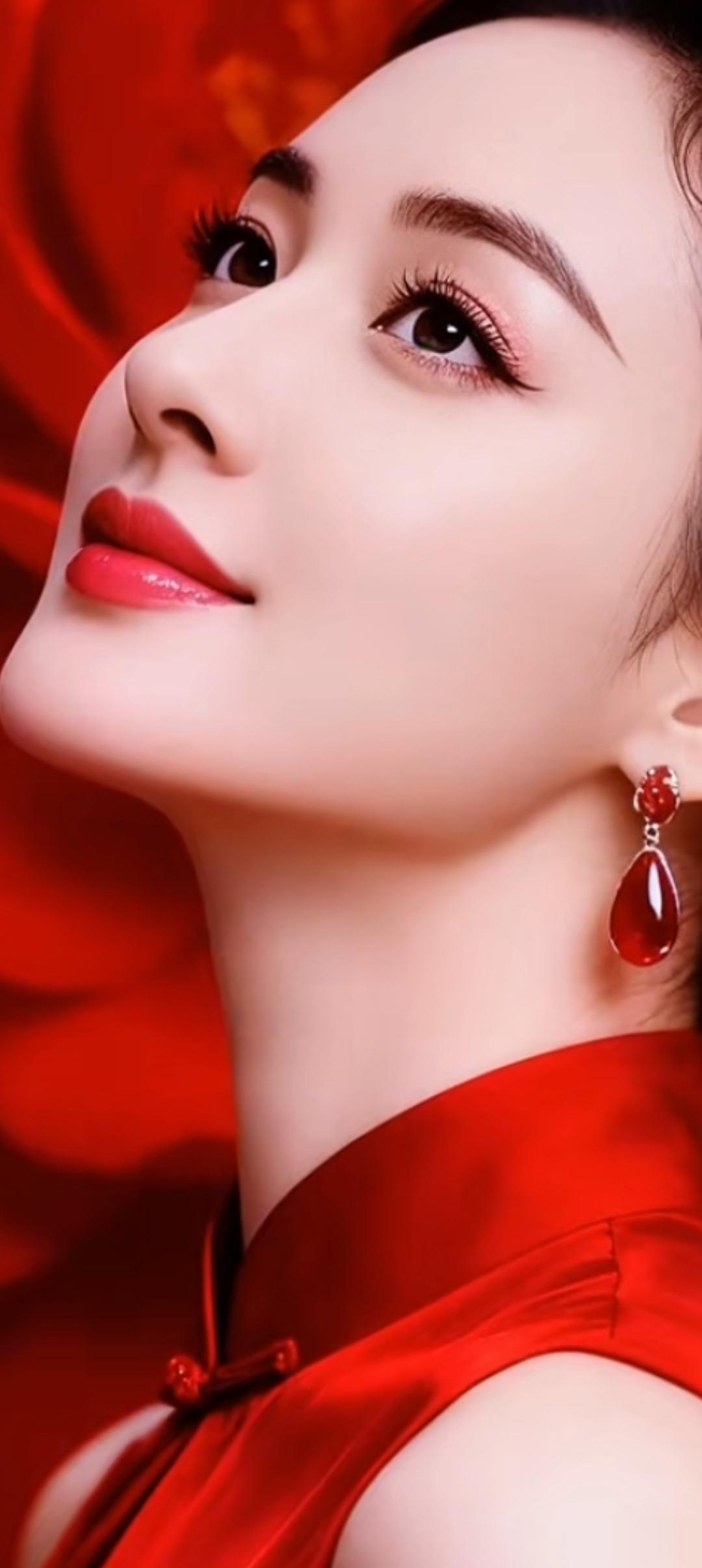 优雅红唇，闪耀耳环，尽显东方魅力！