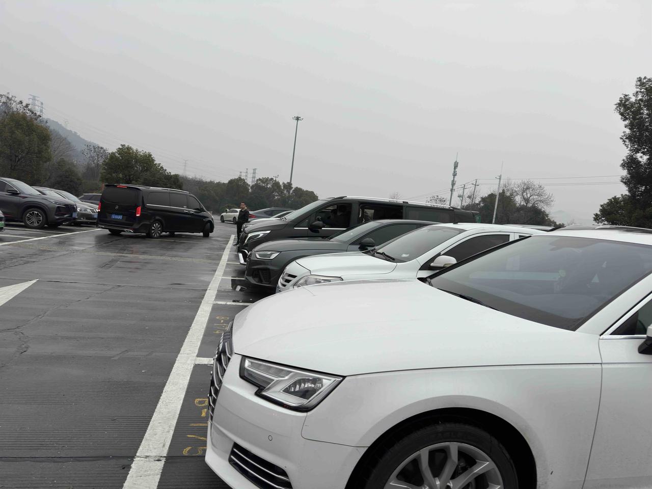 今天出门打车，打到了一辆油车。
师傅让我坐在副驾驶室，我便跟他聊了起来。
我问他