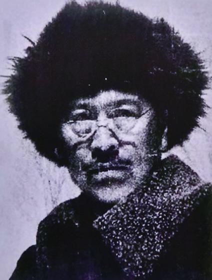 1937年，67岁的大地主戴万龄被日军擒获，为防其逃脱，日军竟用铁丝一头捆住他两