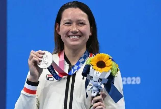 2026年的名古屋亚运领奖仪式，何诗蓓再次拒绝开口跟唱国歌，其静默表现极易引人揣