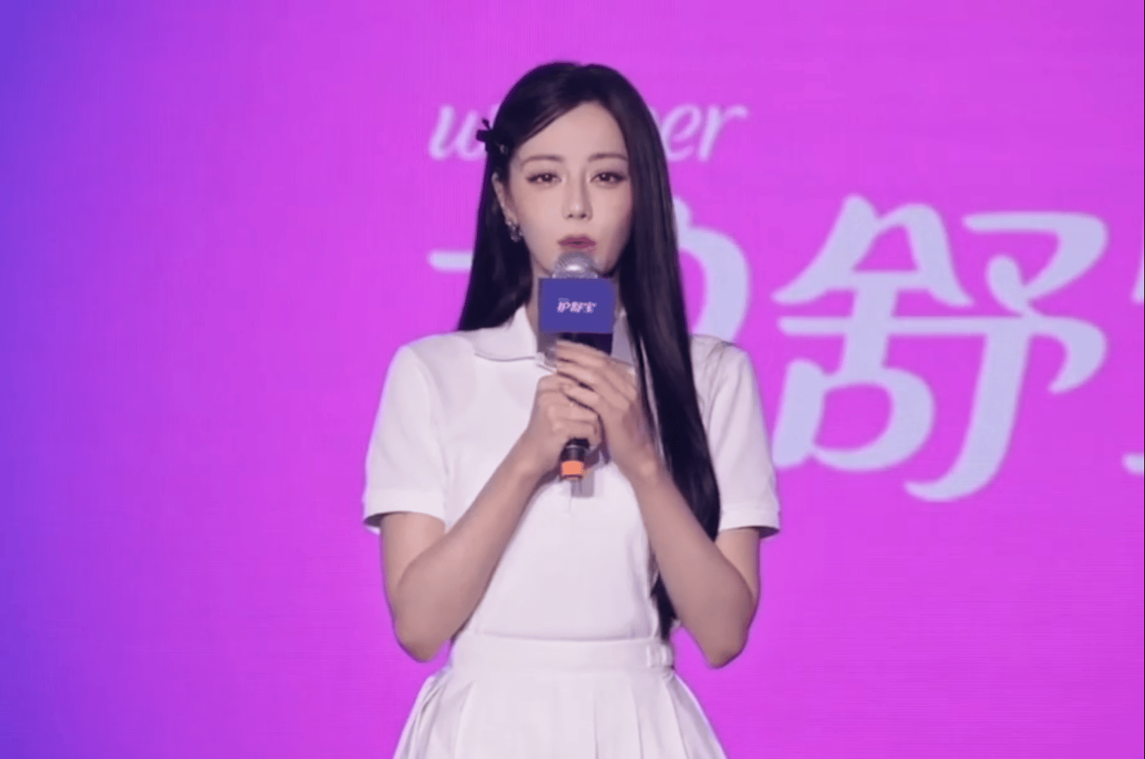 迪丽热巴健康气血美 迪丽热巴身着白色运动套装现身活动现场，健康气色与明媚笑容相得