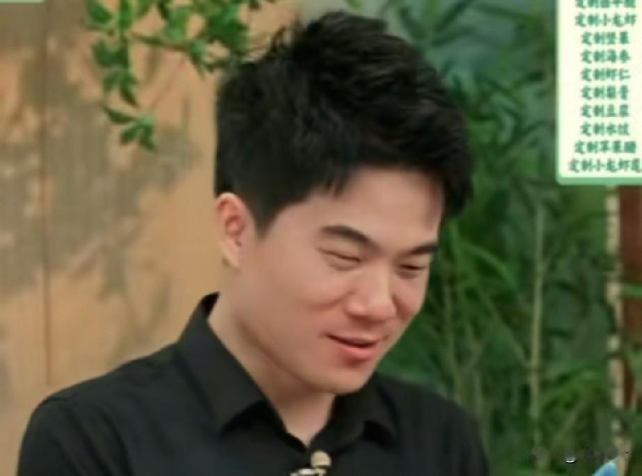 董宇辉临时上播，还不忘吐槽汉森和董董。
   “汉森感觉也不行啊，跑了两步就躺下