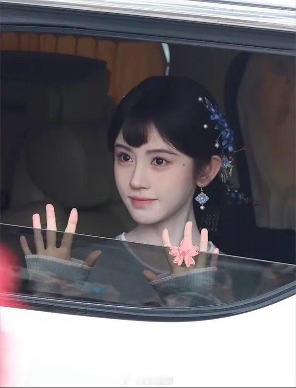 对鞠婧祎万花世界路透造型超级满意，很好看。 
