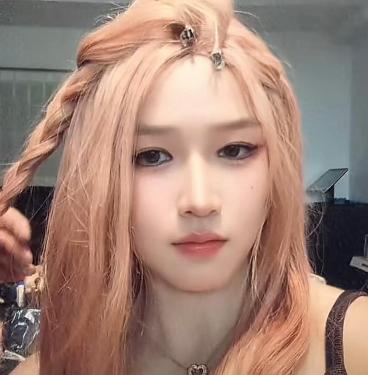 张伟丽化妆后自己都不认识了这么说吧，化妆前想让她保护我，化妆后我想保护她了！