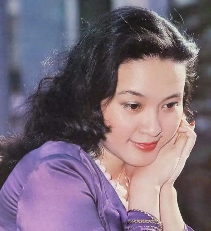 1994年，屠洪刚在一次聚会上认识了方舒，惊为天人，随即展开疯狂的追求。当时的方