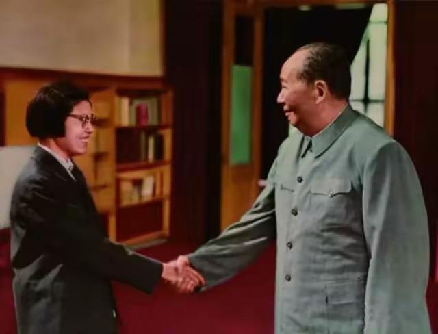 毛主席与王海容的握手：一段被忽略的温情时刻

1970年代，在一次会见外宾后，时