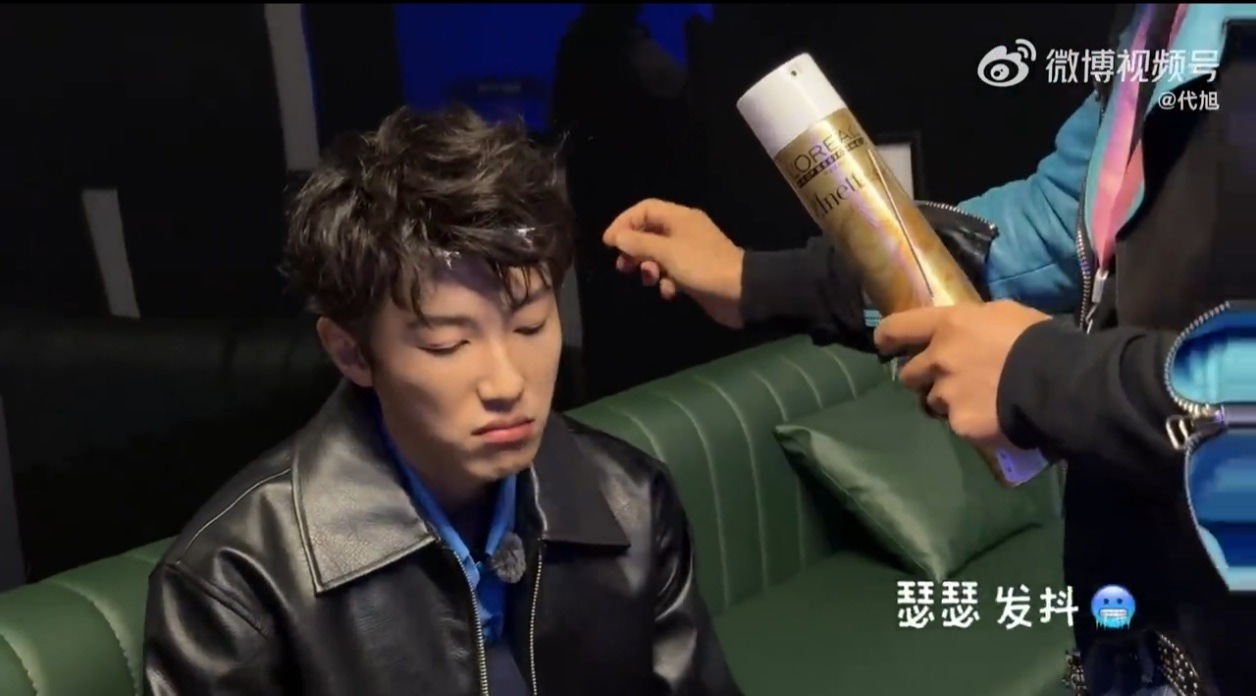 代旭“两股战战”被吓到瞪圆眼！熟人局才敢这么玩梗，综艺效果直接拉满。代旭回应上桌